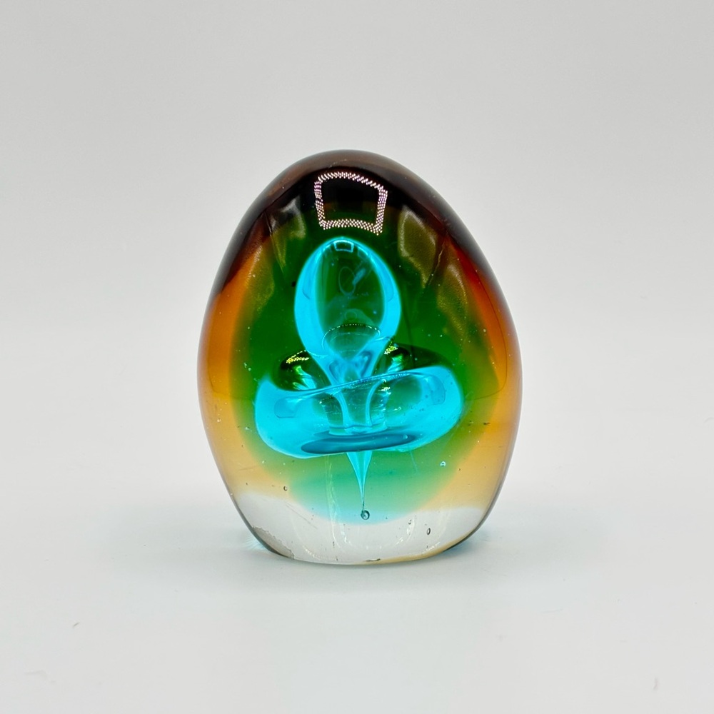 This is a vintage Murano-style egg-shaped art glass paperweight. - Picture 4 of 5